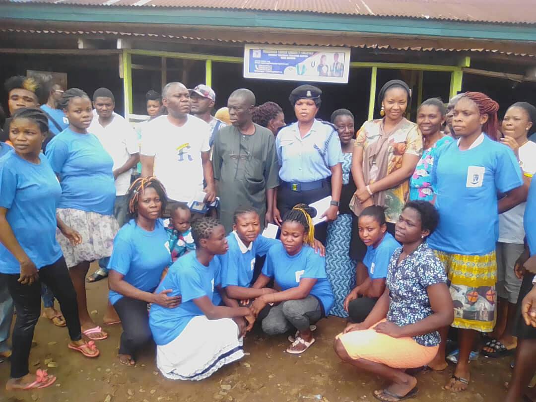 Trainees with some Nigerian authorities